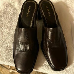 Size 9m Liz Claiborne soft leather sandals .